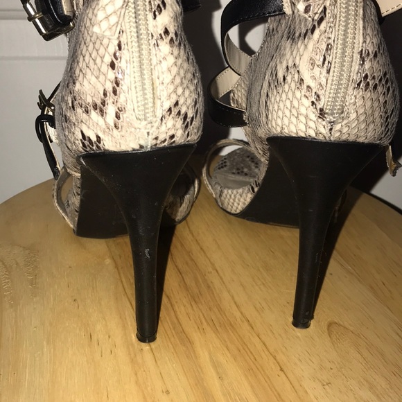 Snake print heels 👠 Size 10 *Like New* - Picture 4 of 5